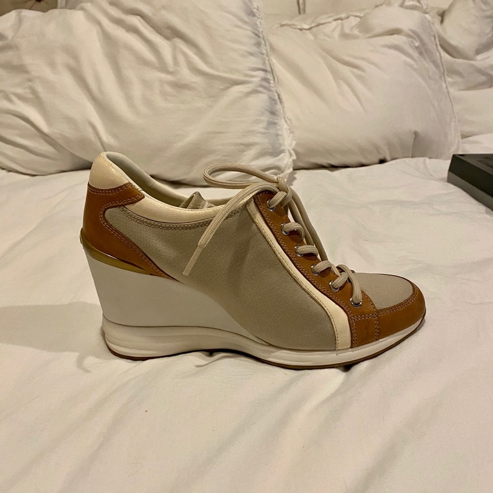 Prada - Picture 2 of 5